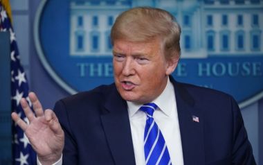 Ο Τραμπ: Πρότεινε ενέσεις με… απολυμαντικά ως θεραπεία για τον κορωνοϊό 