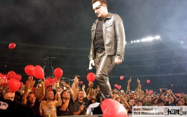 Συμπαράσταση στους Σύριους πρόσφυγες από τους U2