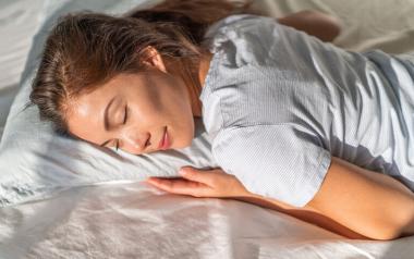 Πόνος στη μέση: Η στάση ύπνου που πρέπει να αποφεύγετε