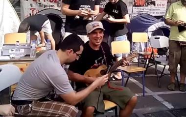 O Manu Chao διασκεδάζει τα παιδιά στο Παγκράτι
