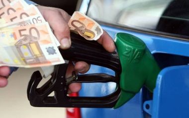 «Φωτιά» έχουν πάρει οι τιμές των υγρών καυσίμων: Σε ποιες περιοχές ξεπέρασε τα 2 ευρώ η βενζίνη