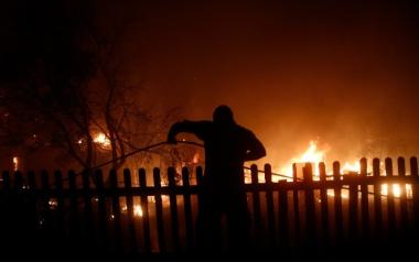 Ολονύχτια μάχη για να κρατηθεί η μεγάλη πυρκαγιά σε Βαρυμπόμπη - Αδάμες