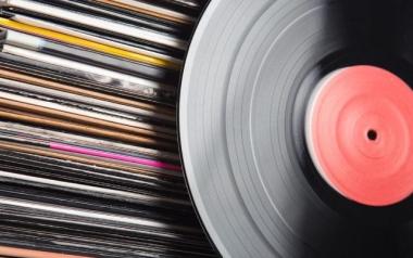 Για πρώτη φορά από το 1986 οι πωλήσεις δίσκων βινυλίου ξεπέρασαν αυτές των CD στις ΗΠΑ