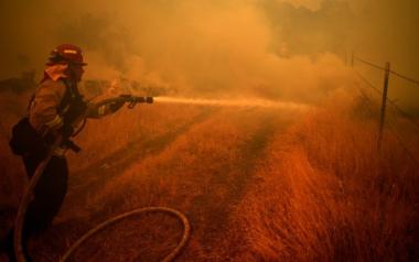 ΗΠΑ: Δύο νεκροί στις πυρκαγιές που σαρώνουν την Καλιφόρνια, δεκάδες χιλιάδες άνθρωποι εγκατέλειψαν τις εστίες τους