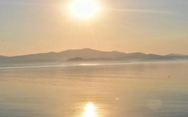 Κορωνοϊός: Ο ήλιος, η υγρασία και η ζέστη αποδυναμώνουν τον ιό