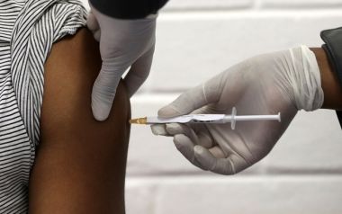 Στη χώρα της μίζας, της διαπλοκής και της απάτης: Καρδίτσα: 40.000 εμβολιασμοί σε περιοχή 6.000 κατοίκων