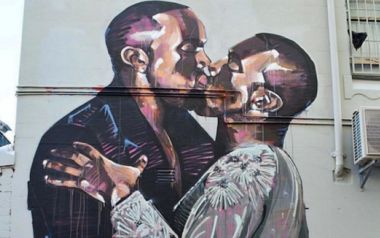 Γιγάντια τοιχογραφία απεικονίζει τον Kanye West να φιλά - τον εαυτό του...