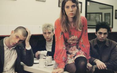 Οι Wolf Alice  στο Νο 1 της Αγγλίας με το Blue Weekend