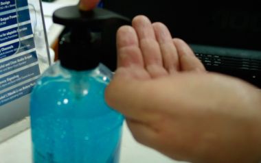 Συναγερμός από τον ΕΟΦ: Απαγορεύει την κυκλοφορία δύο αντισηπτικών