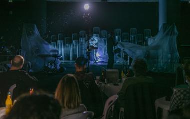 Ανάσταση σε ένα επαρχιακό κέντρο διασκέδασης περασμένων δεκαετιών με ένα αλλόκοτο πανηγύρι στο YouTube Channel του Ιδρύματος Ωνάση.