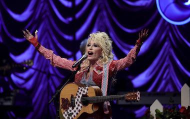 Καλά θα κάνουν να μην εντάξουν την Dolly Parton στο Rock and Roll Hall Of Fame