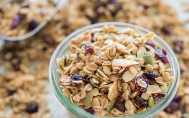 Εύκολα και γρήγορα granola χωρίς ζάχαρη, αλλά με νόστιμα και θρεπτικά συστατικά