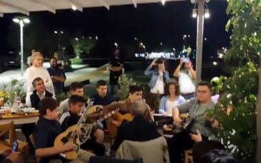 O Σταύρος Ξαρχάκος στη Σύρο διευθύνει ορχήστρα με πιτσιρικάδες μουσικούς © Youtube