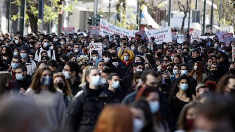 Τις συναθροίσεις δεν τις εγκαταλείπει ο Έλληνας