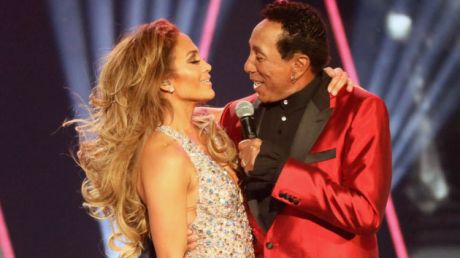 O Smokey Robinson υπερασπίσθηκε την εμφάνιση της Jennifer Lopez στα grammy