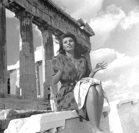 Η μικρή Ελένη κάθεται και κλαίει γιατί δεν την .....