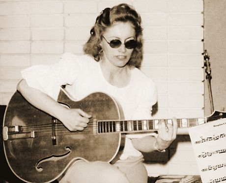 Carol Kaye: Πως μια γυναίκα και μητέρα κατάφερε να επιβιώσει στον σκληρό χώρο της showbiz;