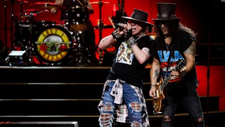 Οι Guns N' Roses ακυρώνουν συναυλία φορώντας μάσκες για τον κορωνοϊό