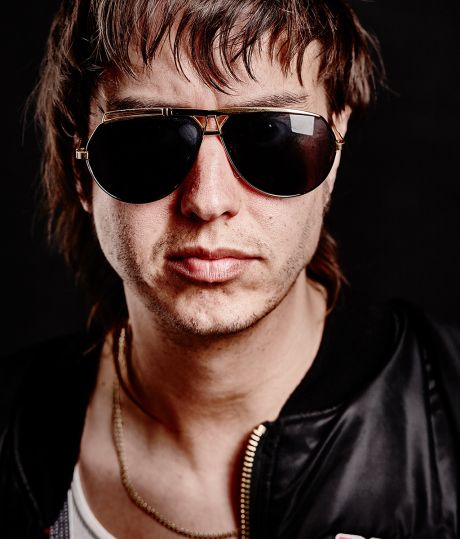 Για πολιτιστική πλύση εγκεφάλου κατηγορεί το Ιντερνετ ο Julian Casablancas