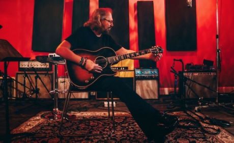 O Barry Gibb για πρώτη φορά στο Νο 1 των άλμπουμ στην Αγγλία