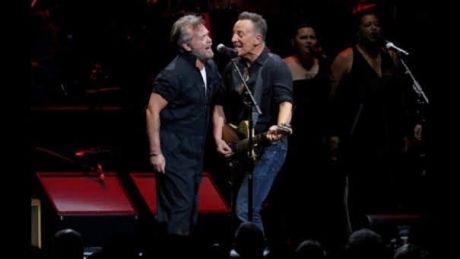 Εντυπωσιακό! John Mellencamp, Bruce Springsteen, Sting, James Taylor τραγουδούν μαζί 