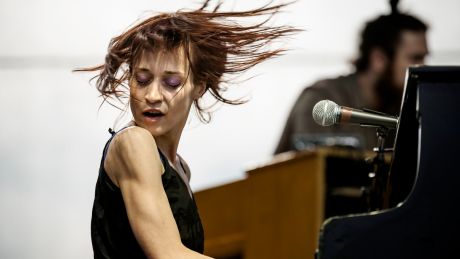 Fiona Apple διασκευάζει το The Whole of the Moon