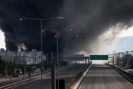 «Πνίγει» την Αττική ο καπνός από την φωτιά στη Μεταμόρφωση – Κλειστή η εθνική οδός 