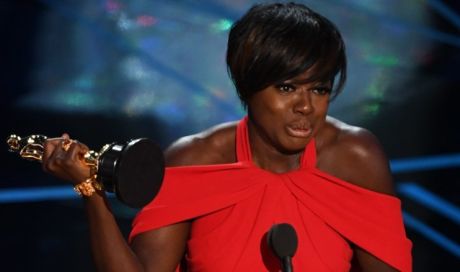 Η Viola Davis έγινε η πρώτη Αφροαμερικανή ηθοποιός που κερδίζει Όσκαρ, Χρυσή Σφαίρα, Έμμυ και Tony...