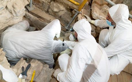 Η αρχαιολογική σκαπάνη έφερε στο φως ασύλητο τάφο επιφανούς γυναίκας στην Επισκοπή Σικίνου 