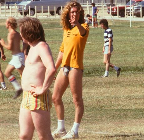 Ο Robert Plant παίζει ποδόσφαιρο με το speedo του...