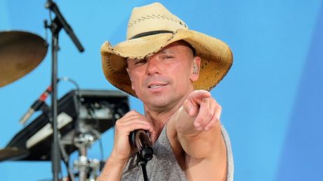 O Kenny Chesney για 9η φορά στο Νο 1 των άλμπουμ στην Αμερική, στο 2 ο Drake