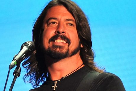 O Dave Grohl τραγουδά στα όσκαρ το Blackbird στην μνήμη αυτών που χάθηκαν