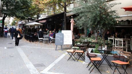 Ελλάς το μεγαλείο σου! κάθε γωνιά και τουλάχιστον από μία καφετέρια και ένας ράπερ