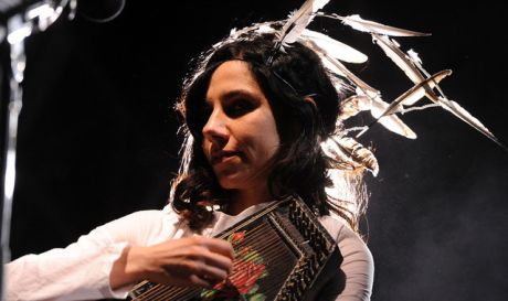 PJ Harvey 10 νέα τραγούδια στα γενέθλια της