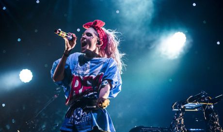 Η Καναδή Grimes τραγουδά 'Flesh Without Blood' στο The Tonight Show