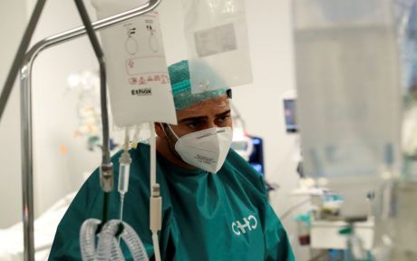 «Μαύρο» ρεκόρ 34 θανάτων, 207 οι διασωληνωμένοι, 2.556 κρούσματα