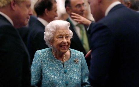 Βασίλισσα Ελισάβετ: «Δεν μπορώ να κινηθώ», είπε σε εργαζόμενους του παλατιού
