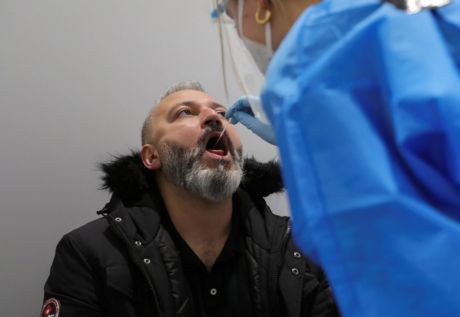 Πιο βαθιά το χέρι στην τσέπη οι ανεμβολίαστοι, με μοριακό τεστ των 60 ευρώ και όχι ράπιντ το πιστοποιητικό νόσησης