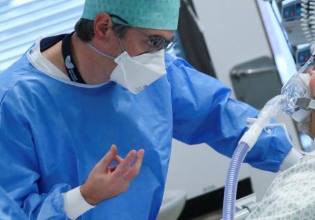Χωρίς φρένα η άνοδος των κρουσμάτων ξεπέρασε τις 40.000