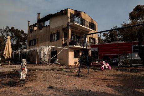 Φωτιά στη Βαρυμπόμπη, κάηκαν 80 σπίτια, πολλά αυτοκίνητα και περίπου 30.000 στρέμματα