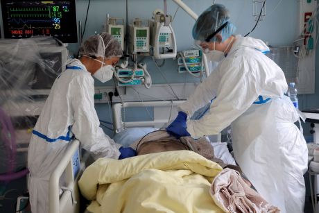 Ό,τι και να λένε οι ανεμβολίαστοι, το 80% των 688 που είναι στις ΜΕΘ ανήκουν στην παρέα τους
