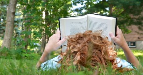 Η ανάγνωση ενός βιβλίου «ακονίζει» τον εγκέφαλο όσο και ένα παιχνίδι