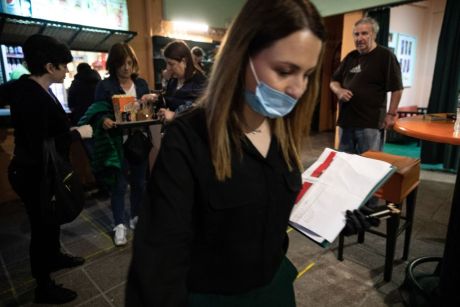 Αυτοί που δεν θέλουν τον εμβολιασμό κάνουν κακό στην υγεία όλων και οδηγούν στα χειρότερα την οικονομία