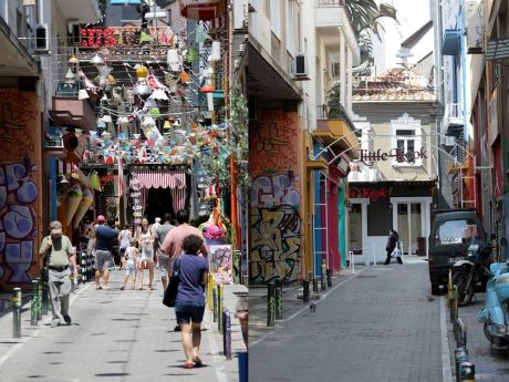 Η ζωή είναι τόσο αστεία, είμαστε όμηροι της κακιάς μας μοίρας