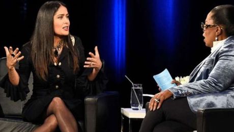Salma Hayek: «Ο Weinstein απείλησε να με σκοτώσει αν δεν έπεφτα μαζί του στο κρεβάτι»