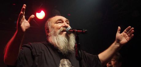 «Κάνε μας πλάκα και ξύπνα»: Το Twitter αποχαιρετά τον Τζίμη Πανούση