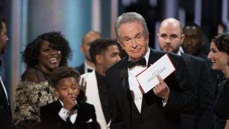 Ο Warren Beatty με την Faye Dunnaway αναγγέλλουν λάθος ταινία σαν νικήτρια...