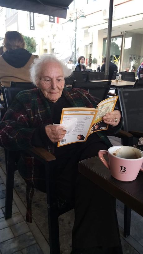Ξέρετε ποιο βιβλίο διαβάζει αυτή η 90χρονη χωρίς γυαλιά; 
