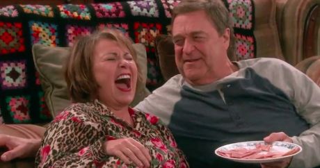 Κόπηκε η σειρά Roseanne μετά το ρατσιστικό tweet της Ροζάν Μπαρ