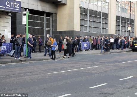 Πρώτη σόλο εμφάνιση και τιμή στα θύματα του Μάντσεστερ από τον Liam Gallagher